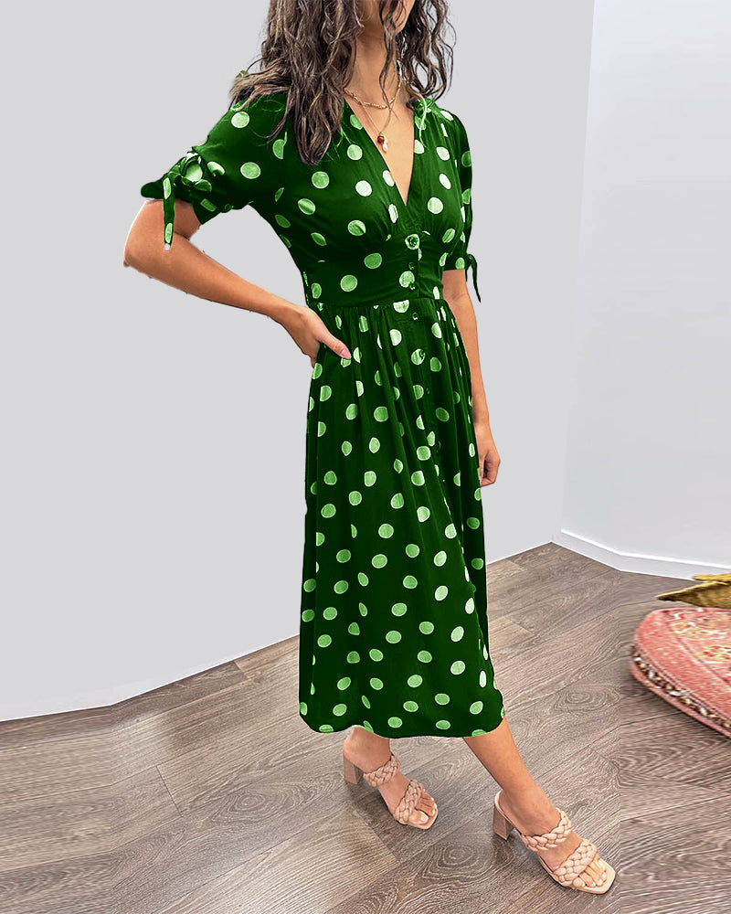 Mina | Pilkullinen mekko ja V-pääntie
