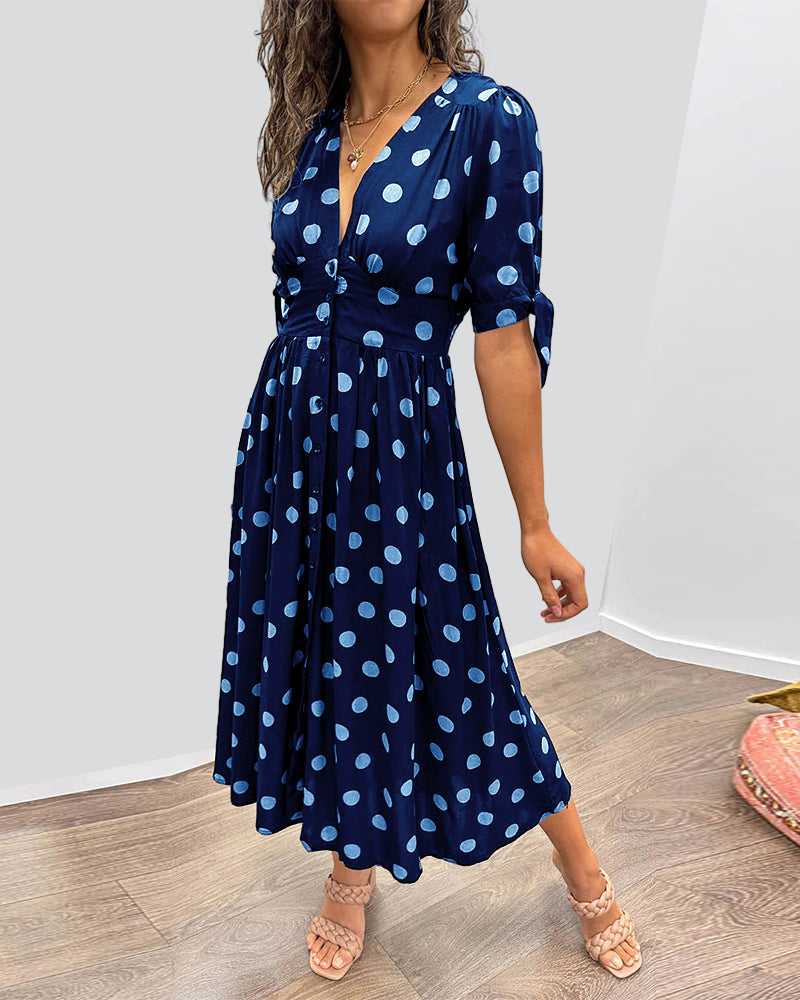 Mina | Pilkullinen mekko ja V-pääntie