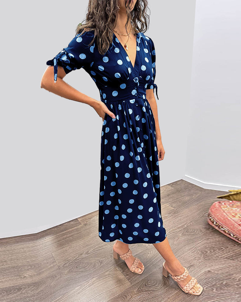 Mina | Pilkullinen mekko ja V-pääntie
